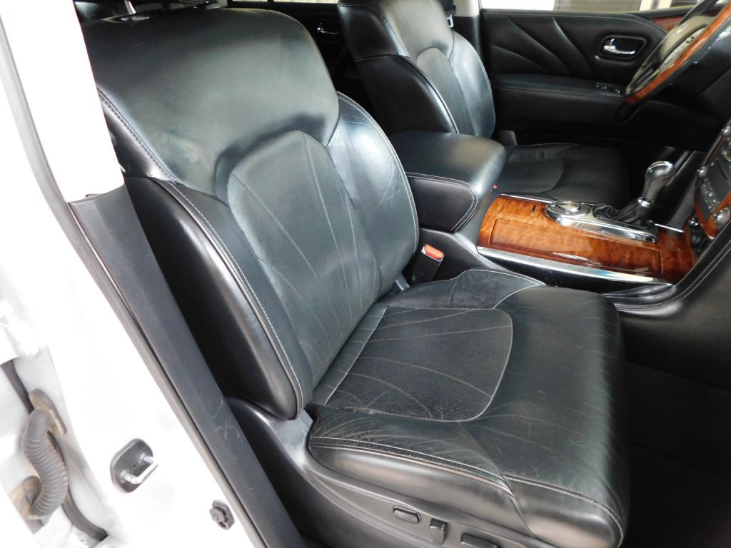 2017 INFINITI QX80 Image 41