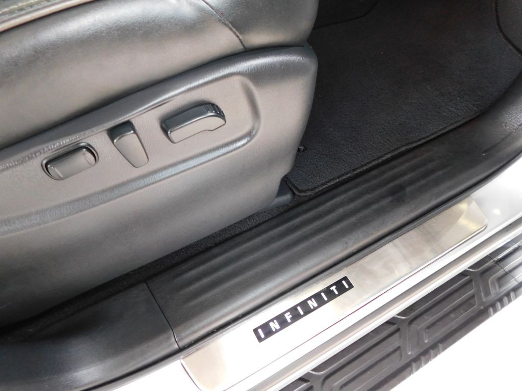 2017 INFINITI QX80 Image 42