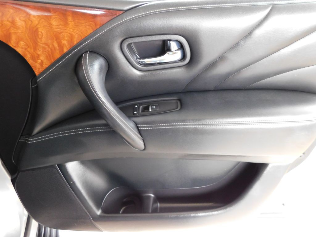 2017 INFINITI QX80 Image 43