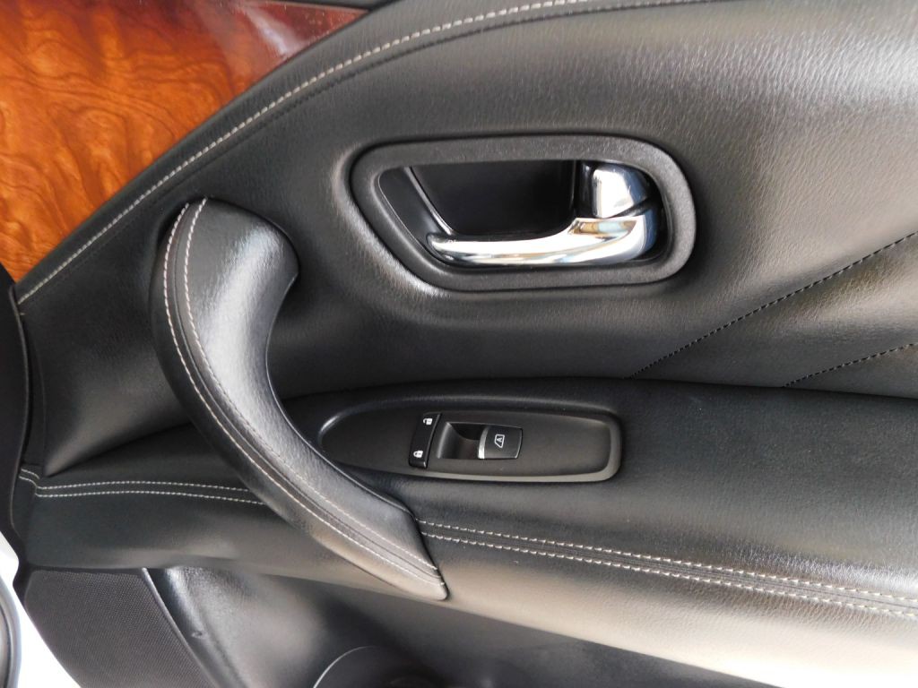 2017 INFINITI QX80 Image 44