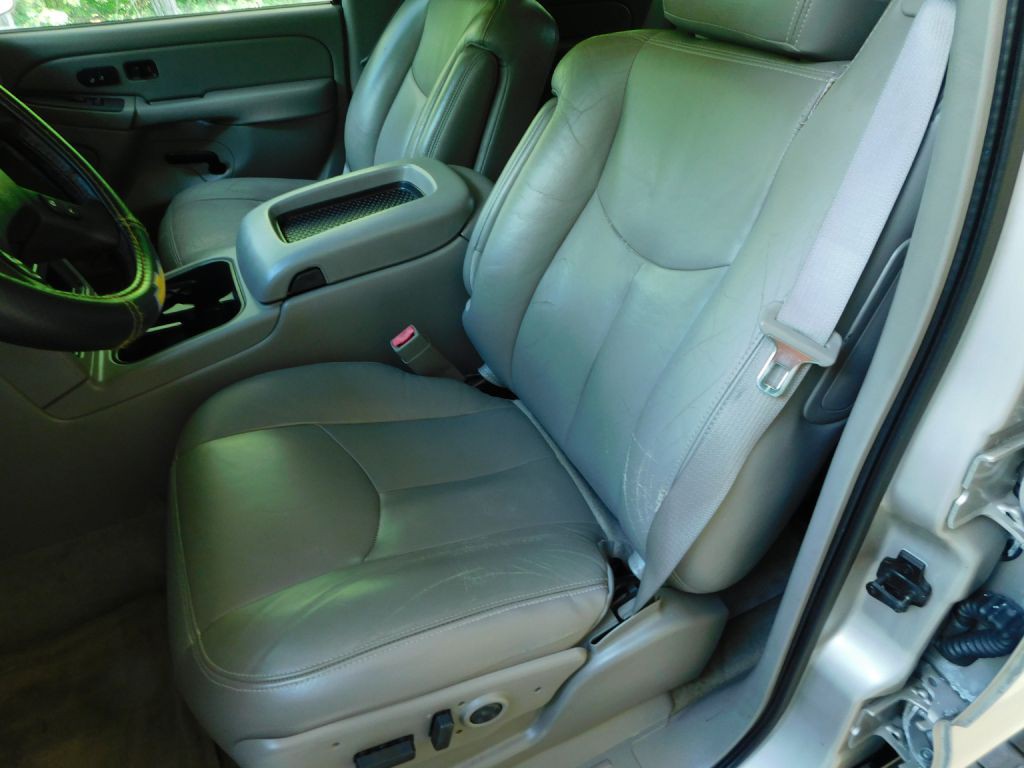 2004 Chevrolet Tahoe Image 10
