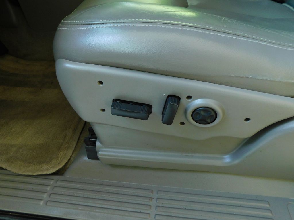 2004 Chevrolet Tahoe Image 11