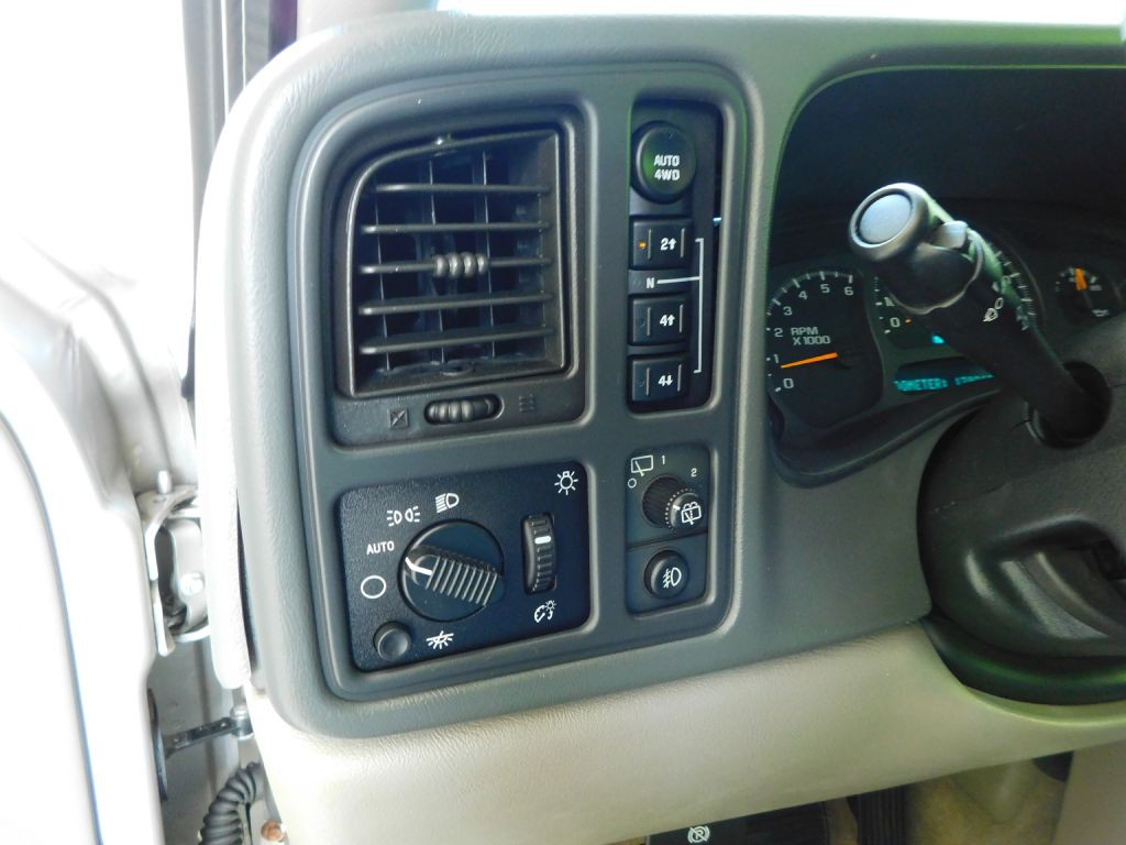 2004 Chevrolet Tahoe Image 14