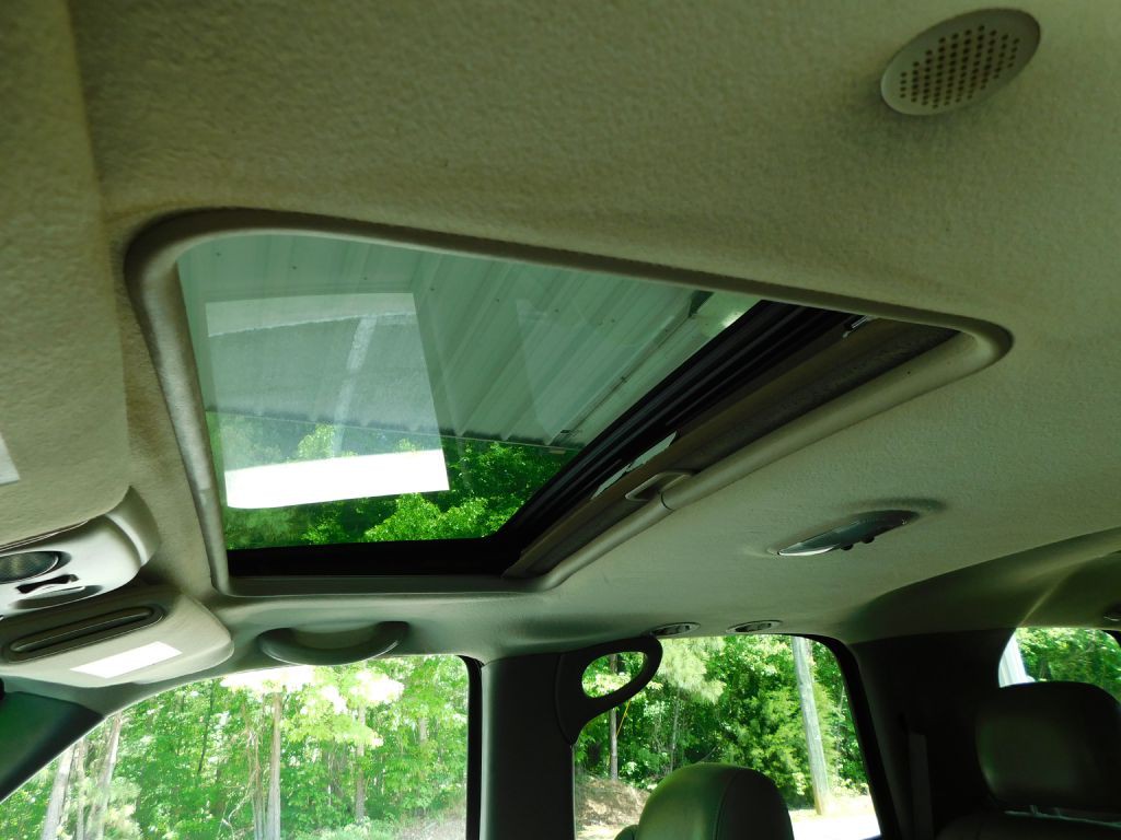 2004 Chevrolet Tahoe Image 21
