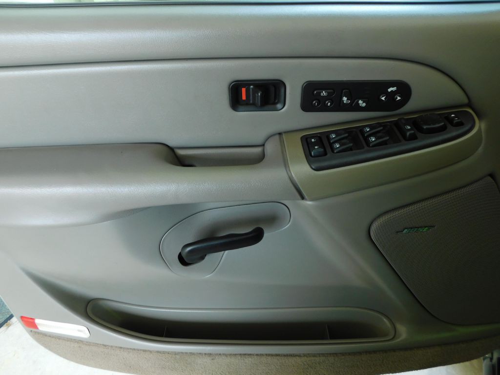 2004 Chevrolet Tahoe Image 22