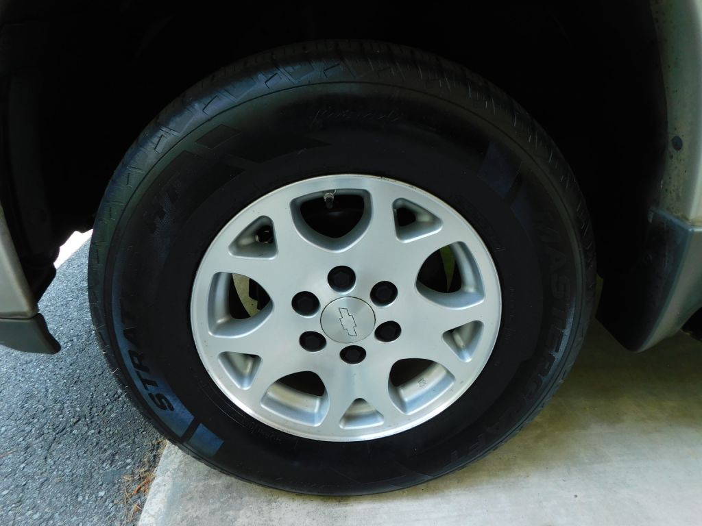 2004 Chevrolet Tahoe Image 34