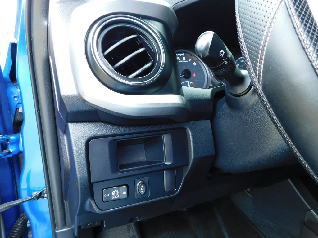 2016 Toyota Tacoma Image 12