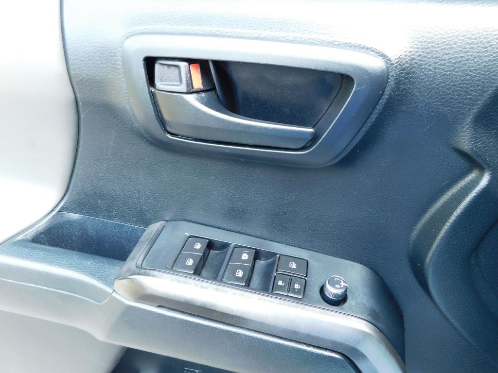 2016 Toyota Tacoma Image 22