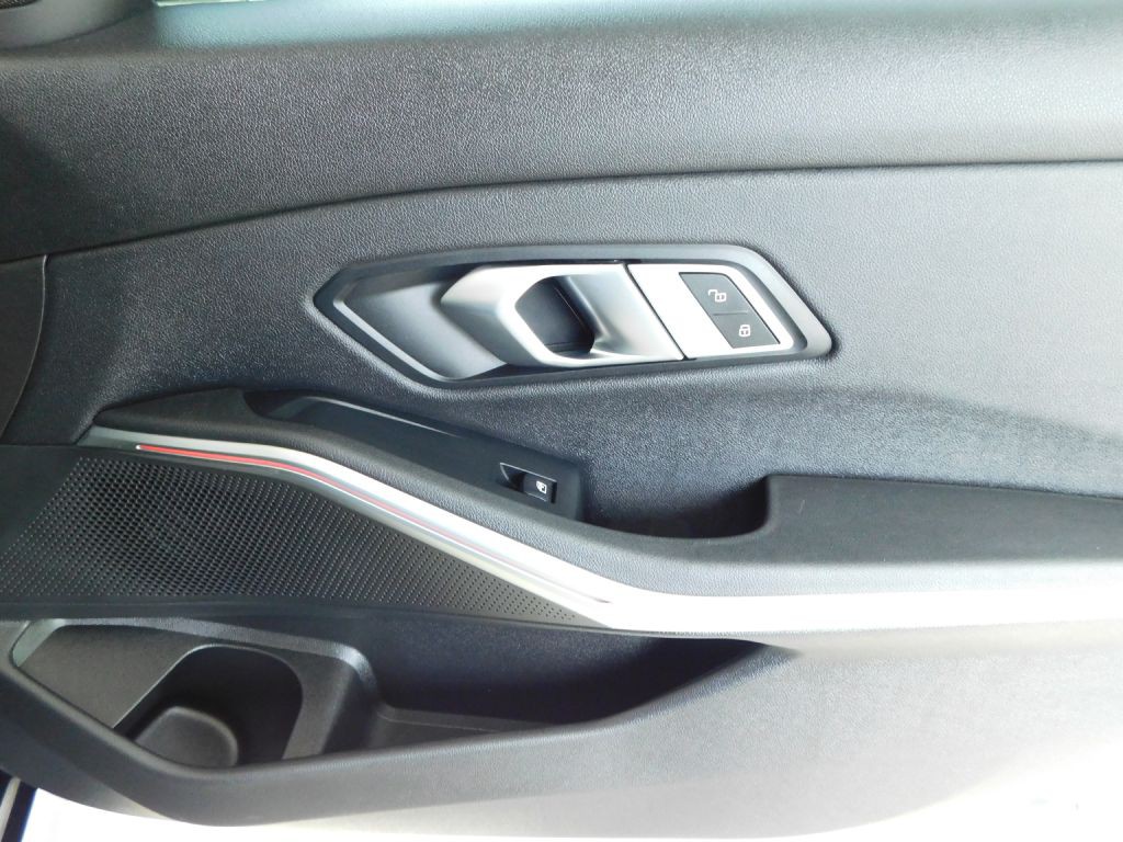 2021 BMW 3 Series Image 33