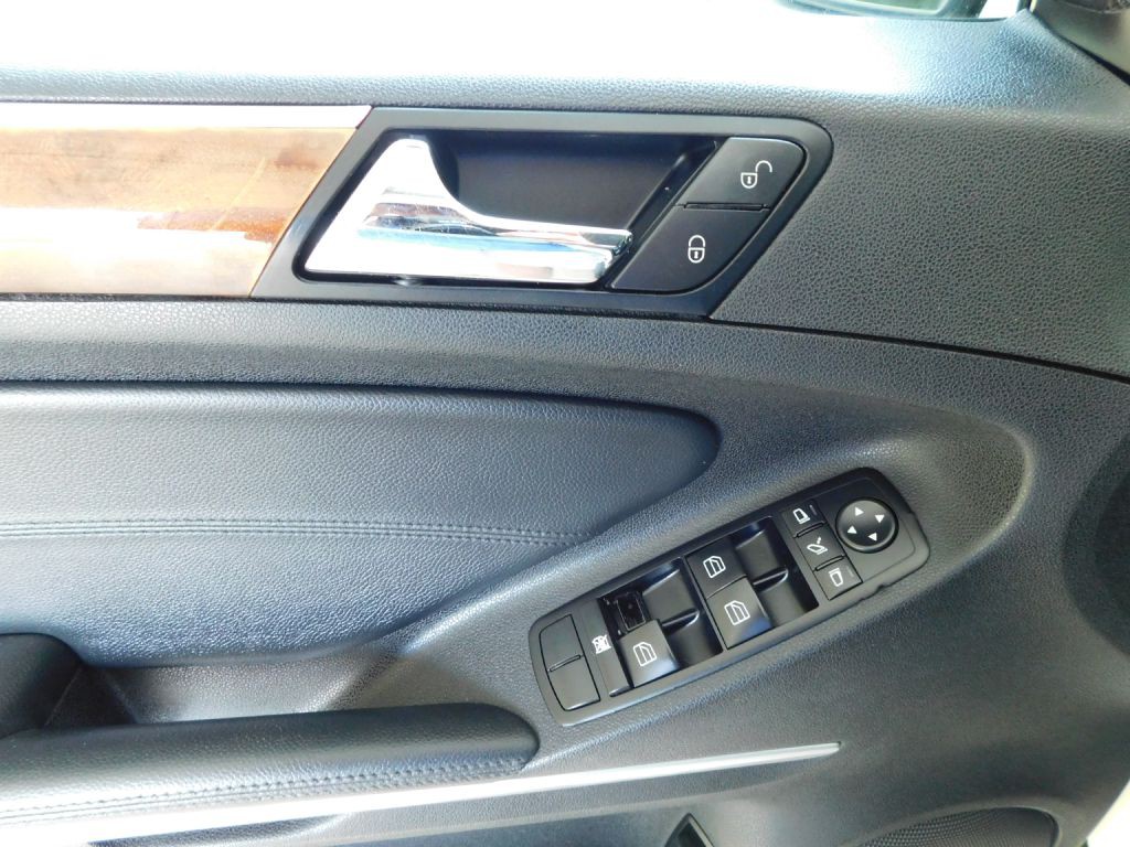 2010 Mercedes-Benz M-Class Image 24