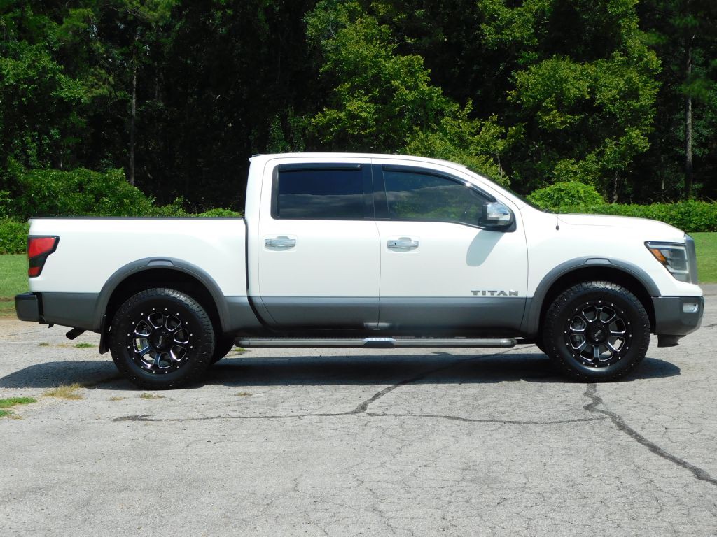 2021 Nissan Titan Image 3