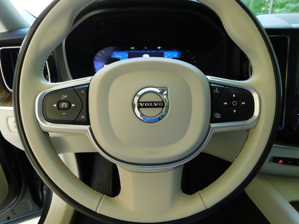 2022 Volvo XC60 Image 12