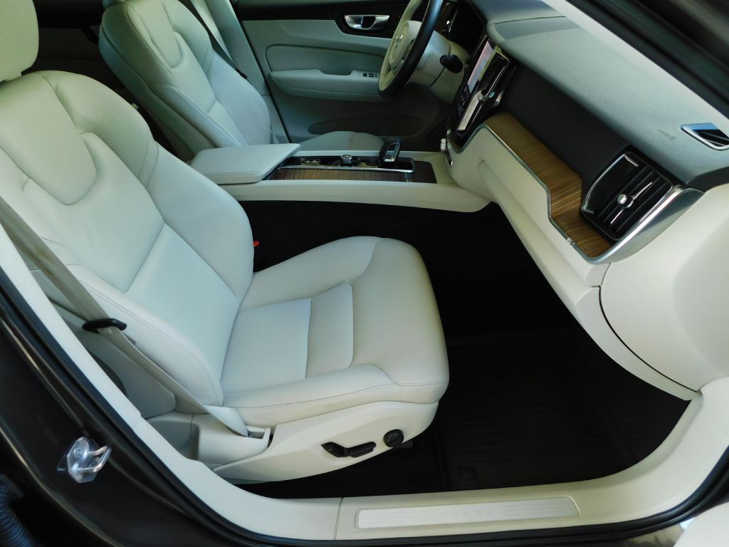 2022 Volvo XC60 Image 35