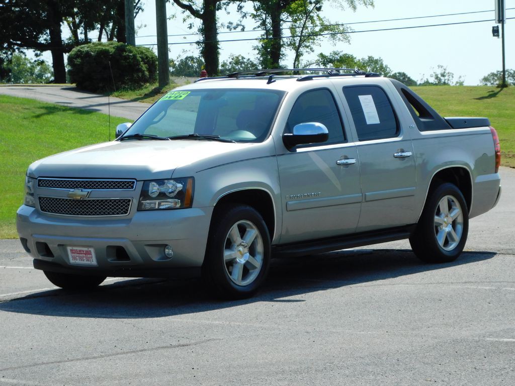 2008 Chevrolet Avalanche Image 2