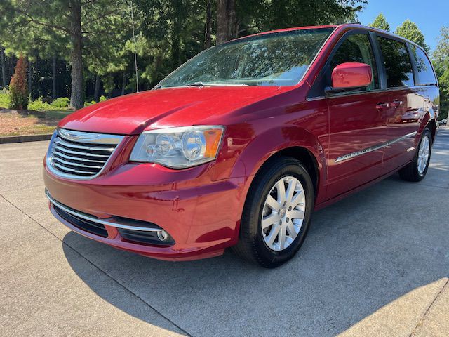 2015 Chrysler Town & Country Image 1