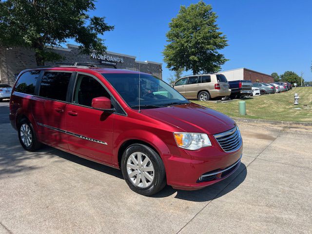 2015 Chrysler Town & Country Image 2