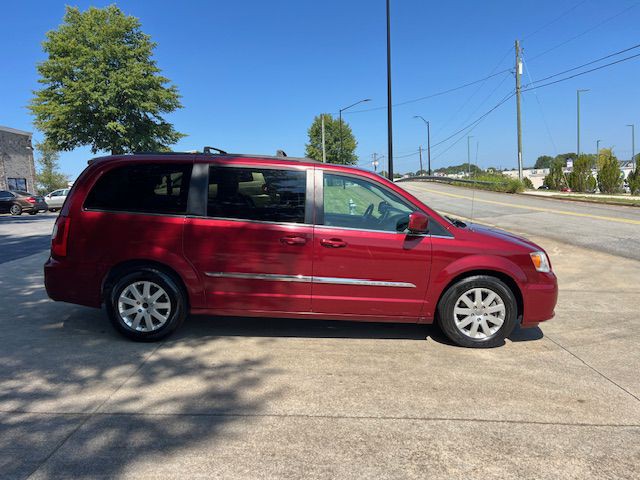 2015 Chrysler Town & Country Image 3