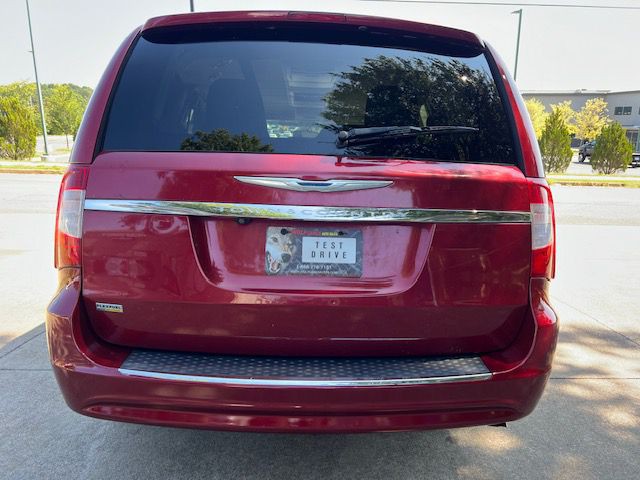 2015 Chrysler Town & Country Image 6