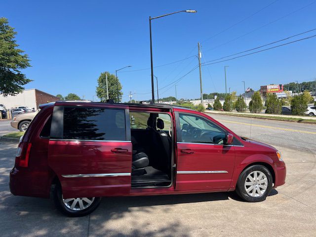 2015 Chrysler Town & Country Image 9