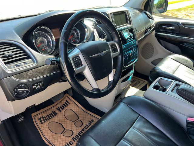 2015 Chrysler Town & Country Image 11