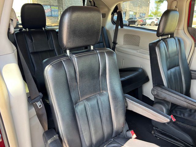 2015 Chrysler Town & Country Image 13