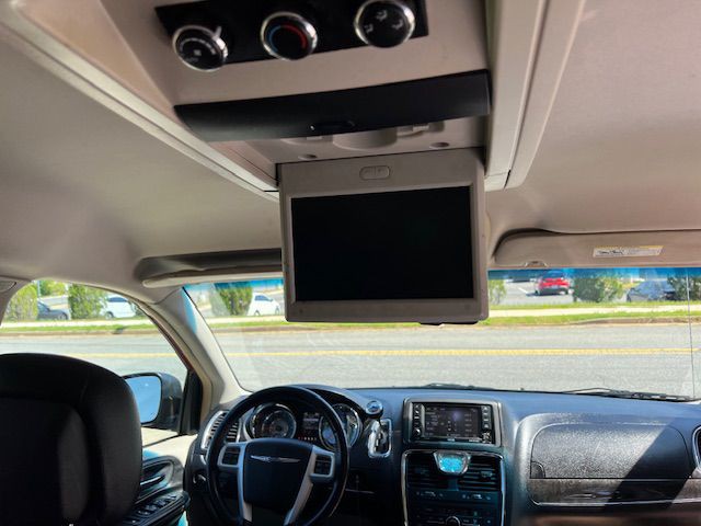 2015 Chrysler Town & Country Image 15