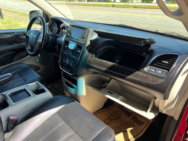 2015 Chrysler Town & Country Image 16