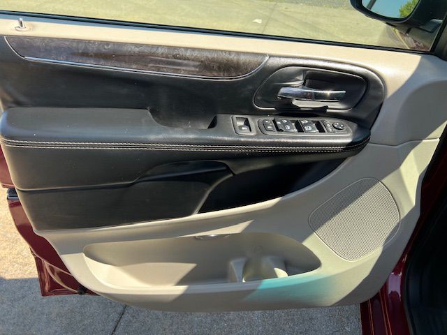 2015 Chrysler Town & Country Image 21