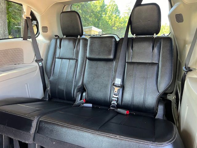 2015 Chrysler Town & Country Image 23