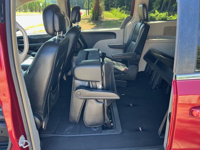 2015 Chrysler Town & Country Image 24