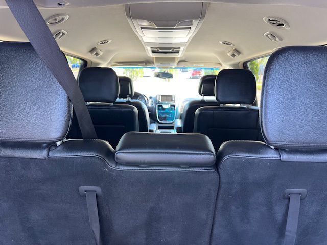 2015 Chrysler Town & Country Image 25