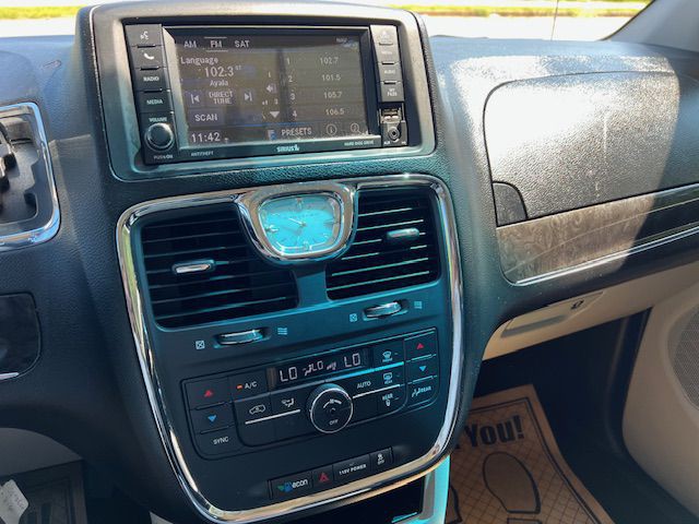 2015 Chrysler Town & Country Image 26