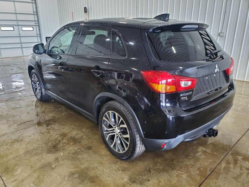 2017 Mitsubishi Outlander Image 2