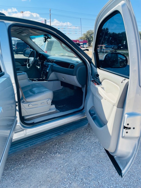 2014 Chevrolet Suburban Image 6