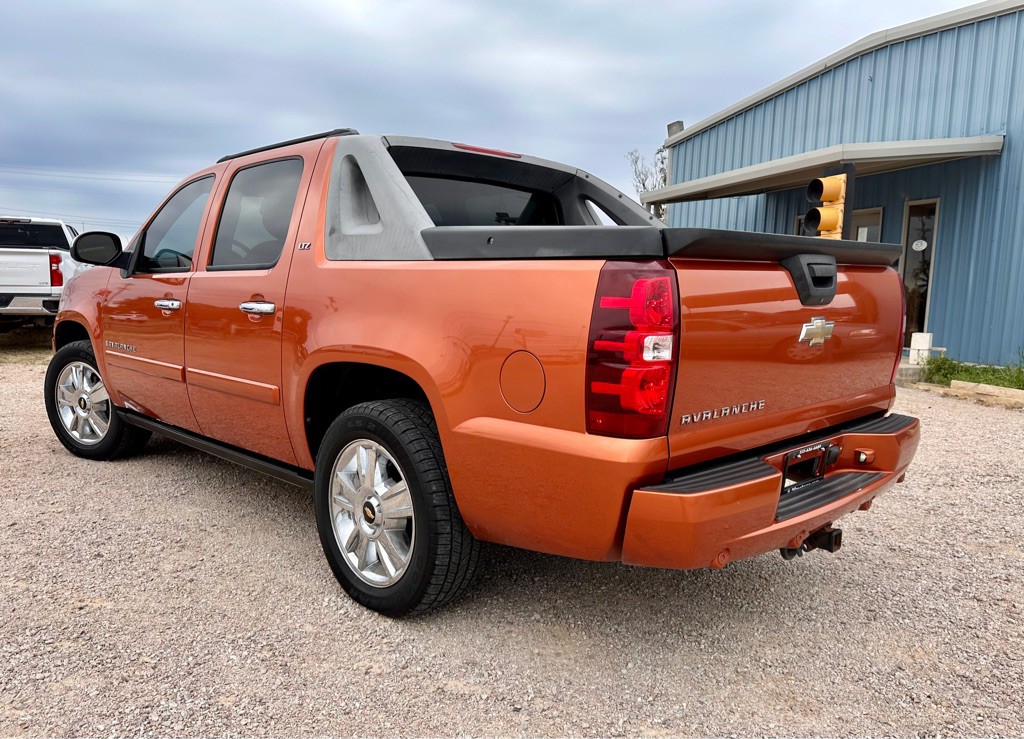 2008 Chevrolet Avalanche Image 2