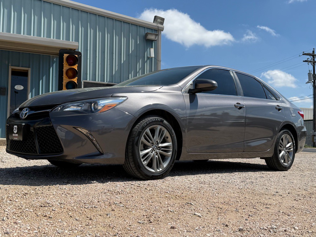 2016 Toyota Camry Image 2