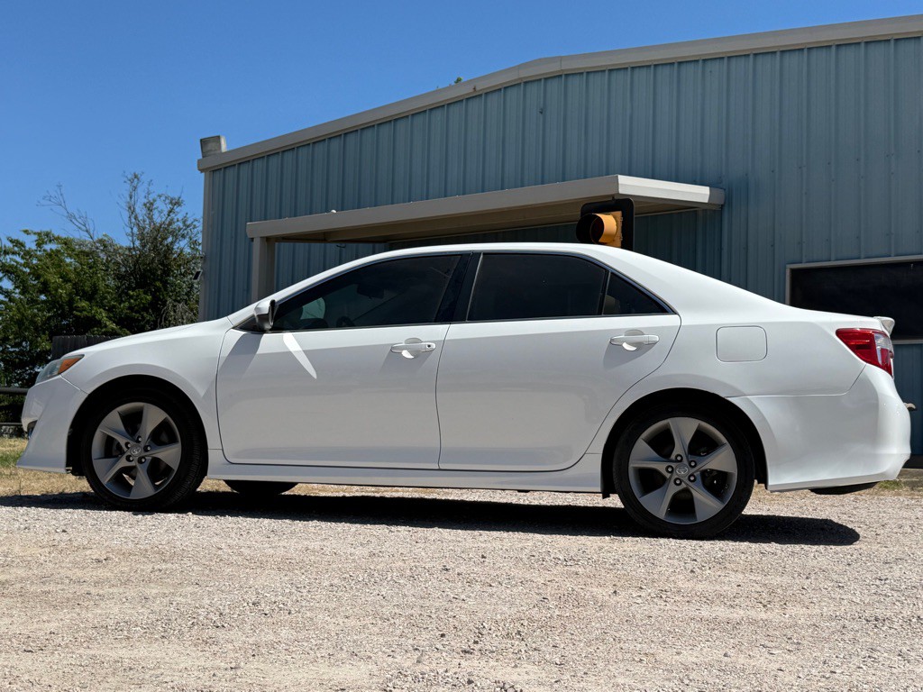 2014 Toyota Camry Image 2
