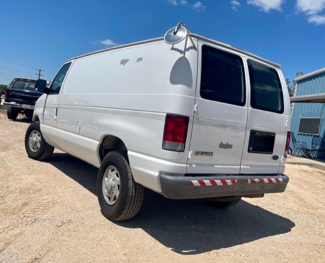 2006 Ford Econoline Image 2