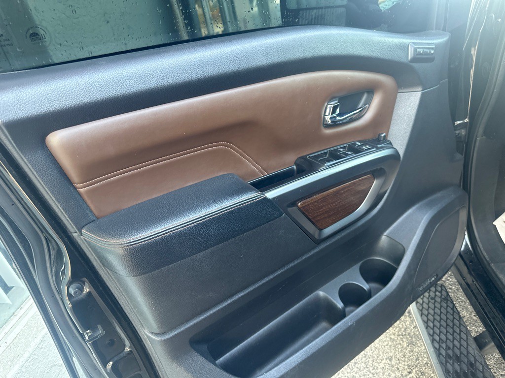 2016 Nissan Titan Image 6
