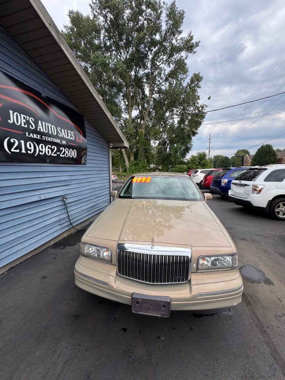 1996 Lincoln Town Car Image 2