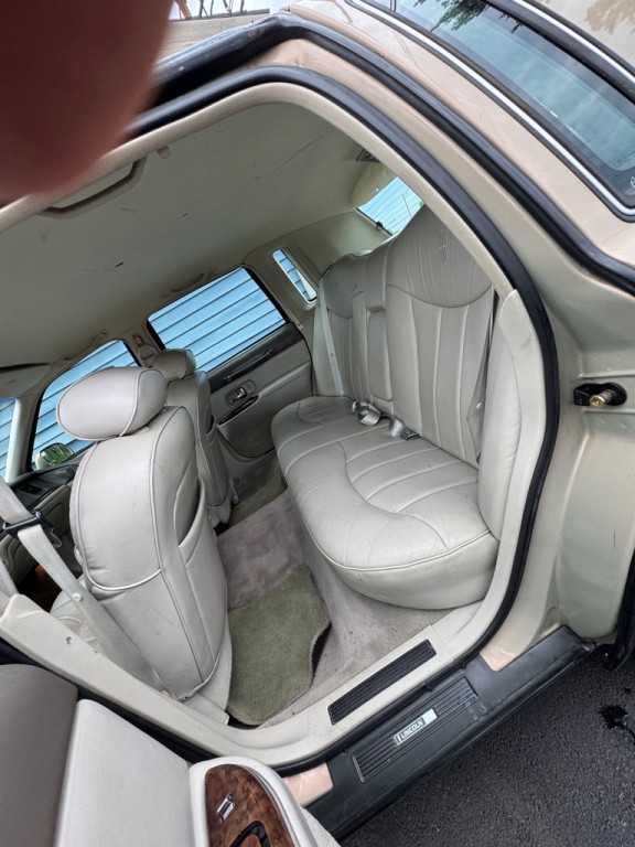 1996 Lincoln Town Car Image 8