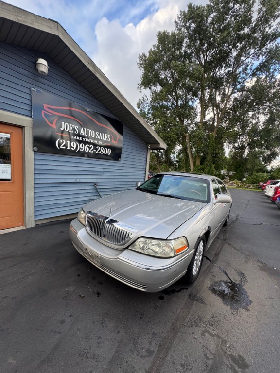 2004 Lincoln Town Car Image 1