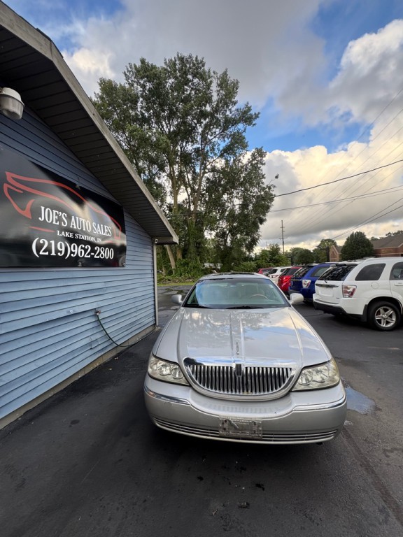 2004 Lincoln Town Car Image 2