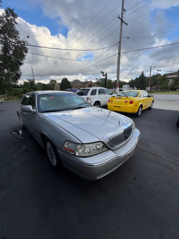 2004 Lincoln Town Car Image 3