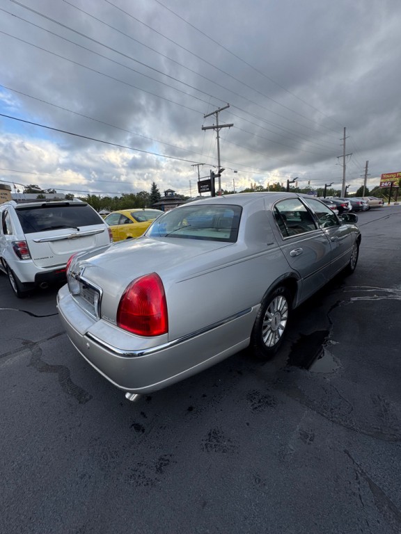 2004 Lincoln Town Car Image 4