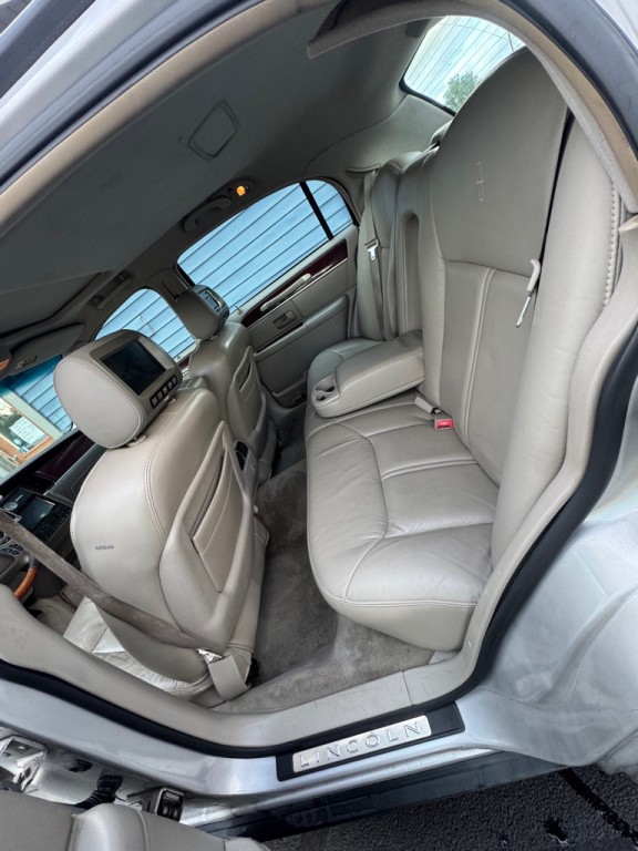 2004 Lincoln Town Car Image 8