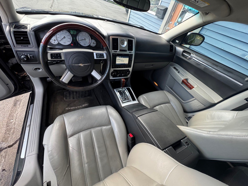 2007 Chrysler 300 Image 8