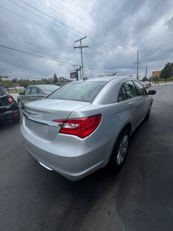 2012 Chrysler 200 Image 4
