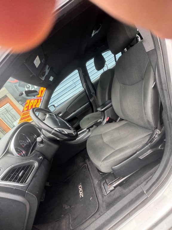 2012 Chrysler 200 Image 7