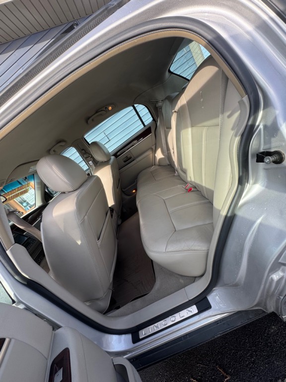 2009 Lincoln Town Car Image 11